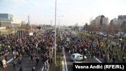 Protestuesit bllokojnë një autostradë në Beograd më 4 dhjetor 2021. 