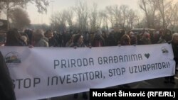 Незадоволни од предложените измени на законите за експропријација и за референдум, илјадници граѓани два викенда ги блокираа главните сообраќајници во Србија