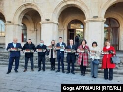 გორი, აქცია საკრებულოს სხდომის დაწყებამდე - მოთხოვნით "თავისუფლება მიშას".