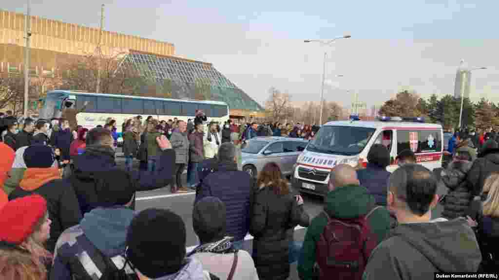 Demonstranti kod Sava Centra propuštaju kola Hitne pomoći da prođu kroz blokadu autoputa