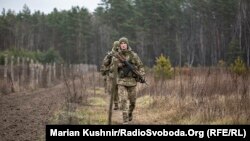 În acest la granițele Ucrainei sunt comasați circa 100.000 de soldați ruși. Potrivit unor informații militare, numărul lor ar putea ajunge la 175.000. Și Ucraina își mobilizează trupele. Aici soldați ucrainieni la Novi Yarilovichi/ Chernihiv, 24 noiembrie 2021. 