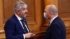 Лъчезар Иванов (вляво) разговаря с колега в парламента