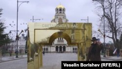 Мъж се снима пред декорацията на площад "Александър Невски" в София в петък.