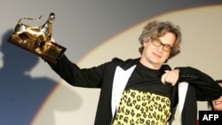 Вим Вендерс показва Почетния леопард, който получи на филмовия фестивал в Локарно, август 2005 г.