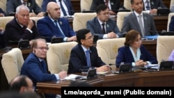 Депутаты во время ежегодного послания народу президента Казахстана Касым-Жомарта Токаева на заседании парламента в Астане, 1 сентября 2023 года