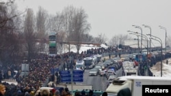 Кадър със стотици хора, които вървят половин час пеша от църквата до гробището