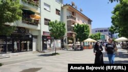 Ulaz i zgrada u pešačkoj zoni u centru Novog Pazara gde je živeo Miloš Žujović, Srbija, 1. juli 2024.