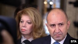 დროებითი მინისტრთა კაბინეტის ფიცის დადებამდე, პრეზიდენტი რუმენ რადევი და ვიცე-პრეზიდენტი ილიანა იოტოვა ეროვნულ ასამბლეაში მივიდნენ, 2024 წლის 9 აპრილი.