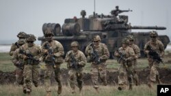 101-ва въздушно-десантна дивизия на САЩ, разположена в Румъния, за да подсили източния фланг на НАТО, провежда демонстрация на въздушна атака през 2023 г. 