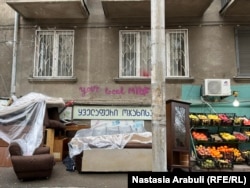 მარინა ხატიაშვილის ავეჯი ისევ ქუჩაში დგას.