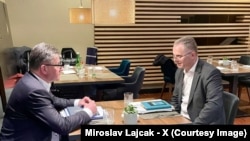 I dërguari special i Bashkimit Evropian për dialog, Mirosllav Lajçak (majtas), dhe zëvendëskryeministri i Kosovës, Besnik Bislimi, takohen në Vjenë për të biseduar për temat e dialogut Kosovë-Serbi, 15 janar 2024.