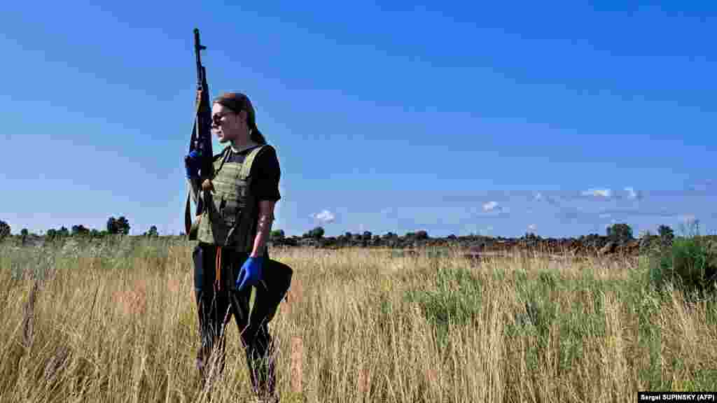 În forțele armate ucrainene activează peste 42 de mii de femei, dintre care aproximativ cinci mii în unități de luptă. Toate acestea au primit uniforme masculine. Inițiativa socială Arm Women Now a folosit donații pentru a crea și coase câteva mii de uniforme pe măsura femeilor din armată. 