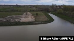 Ott maradt a kitermelt föld Zsombón a záportározó mellett, a falu határában. Így olcsóbb. Nagy divat ez arrafelé