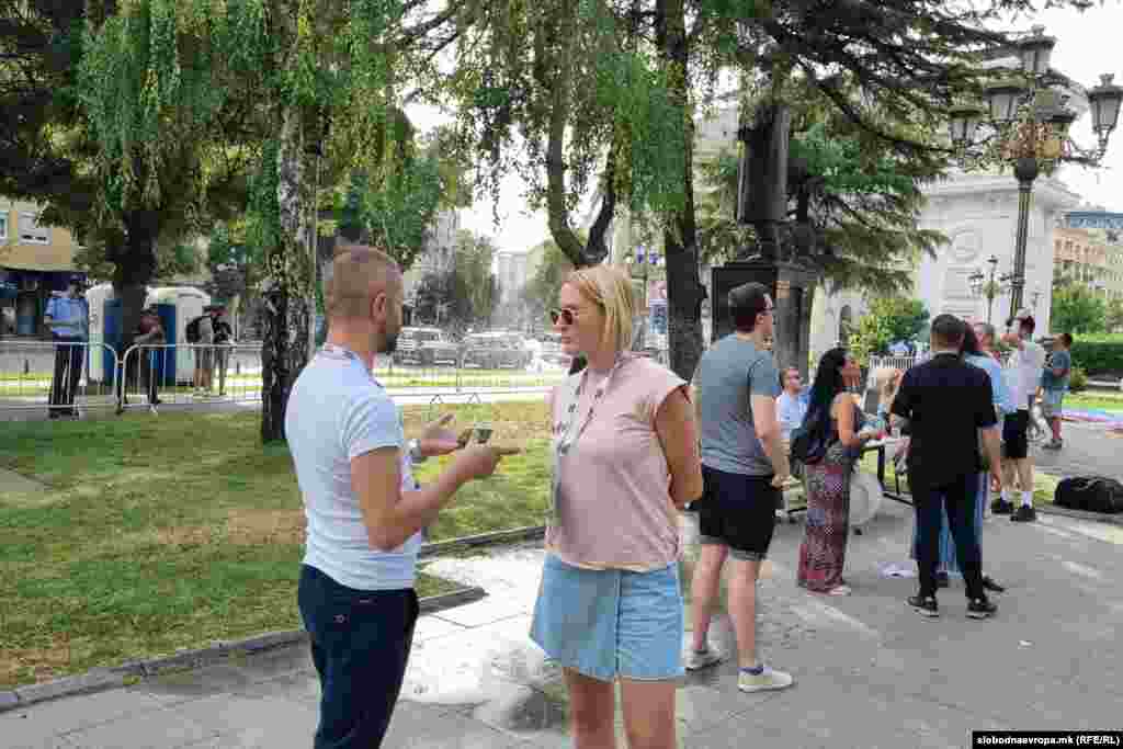 Што значи мотото &ndash; ја прашавме Ирена Цветковиќ од невладината организација &bdquo;Маргини&ldquo;. Таа одговори &bdquo;Непослушни бидејќи не сакаме да бидеме послушници во систем кој дискриминира одредена група на луѓе, додека спектакуларноста е историски врзана со ЛГБТИ заедницата&ldquo;.&nbsp;