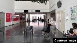 Studenti novosadskog Filozofskog fakulteta blokiraju zgradu Rektorata, 2. jul 2024. 