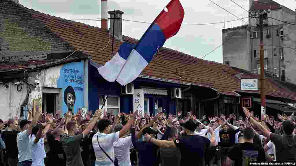 Tokom protesta okupljeni su pevali nacionalističke pesme i skandirali ime osuđenog ratnog zločinca Ratka Mladića.