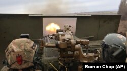 Ukrajinski vojnici pucaju na liniju fronta u blizini Bahmuta, 18. mart 2023.