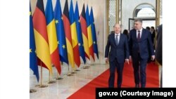 Cancelarul german Olaf Scholz (în stânga) și premierul român Marcel Ciolacu, la primirea de la palatul Victoria.