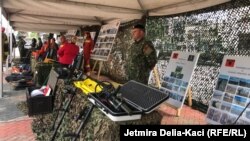 Stendat ku paraqiten armatimet e ndryshme në sheshin Nënë Tereza në kuadër të stërvitjeve të përbashkëta "Defender 23". 