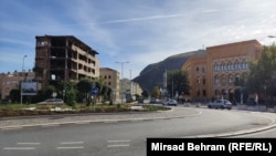 Bivša linija razdvajanja gdje je izgrađen kružni tok. Sa lijeve strane je tzv. istočni, a sa desne tzv. zapadni dio Mostara.