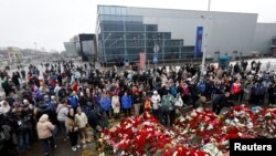 ხალხს ყვავილები, სანთლები და საბავშვო სათამაშოები მიაქვს „კროკუს სიტი ჰოლის“ შენობასთან, სხვა ქალაქებში - სტიქიურ მემორიალებთან. უცხოეთში ხალხს ყვავილები მიაქვს რუსეთის დიპლომატიური მისიების შენობებთან.