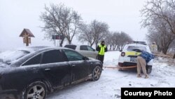 Ministerul de Interne a dat publicității fotografii, înfățișând scene în care poliția ajută oamenii aflați în dificultate în trafic 