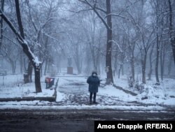 Egy zolotei park alkonyatkor. A várost 2022 tavaszán foglalták el az orosz csapatok