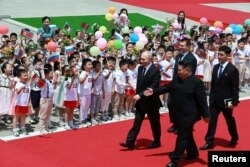 Președintele Rusiei, Vladimir Putin, este primit de liderul nord-coreean Kim Jong Un participă în Piața Kim Il Sung din Phenian, Coreea de Nord, 19 iunie 2024.