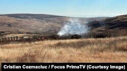 Pompierii au stins incendiul, dar continuă căutările în cazul celor trei eventuali supraviețuitori.