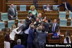 Momenti i përleshjes fizike në mes të deputetëve të PDK-së dhe ministrave të qeverisë.