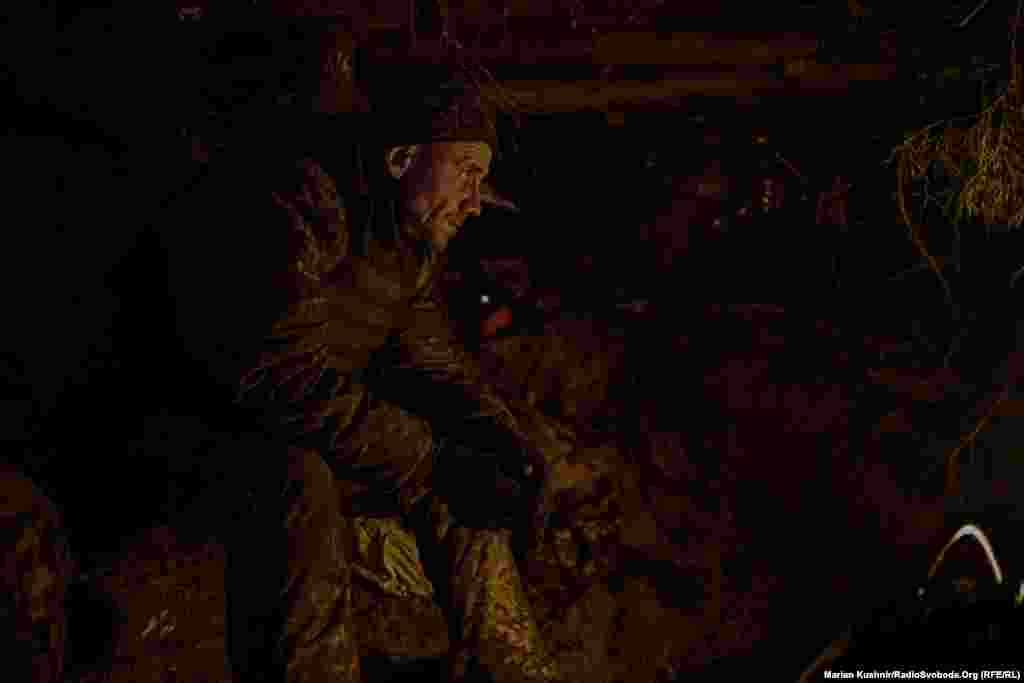 Usred još jedne runde granata, vojnici tiho slušaju kako se drveće lomi i raspada iznad, dok se tlo trese od artiljerijskih udara.