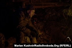 Usred još jedne runde granata, vojnici tiho slušaju kako se drveće lomi i raspada iznad, dok se tlo trese od artiljerijskih udara.