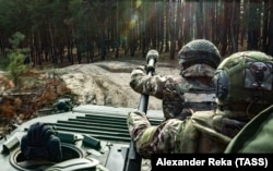 Руски доброволци се возат на оклопен транспортер во регионот Доњецк во ноември 2023 година