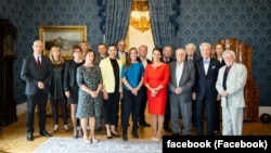 Novák Katalin köztársasági elnök tanácsadói körében a Sándor-palotában 2023. május 10-én. Fotó: Novák Katalin hivatalos Facebook-oldala