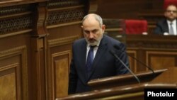 Kryeministri i Armenisë, Nikol Pashinian, gjatë një paraqitjeje para Parlamentit armen në Jerevan më 17 janar 2023. 