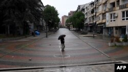 Muškarac šeta glavnom pešačkom ulicom na severu Mitrovice na Kosovu, 21. aprila 2024.