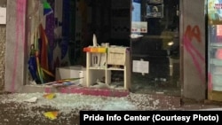 Staklo polomljenog izloga Prajd Info Centra, 7. januara 2024.