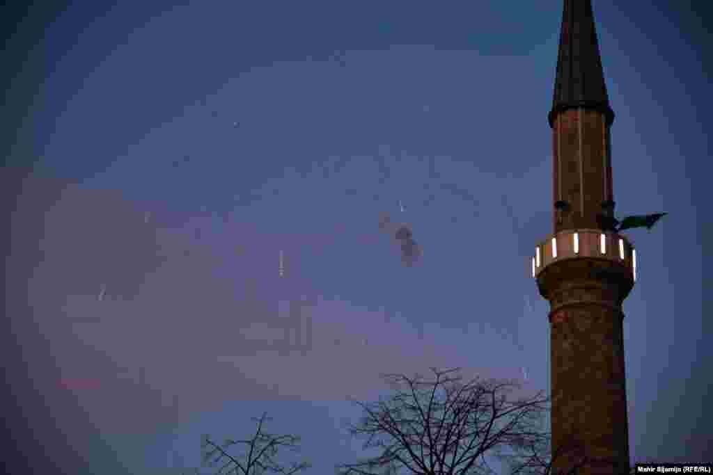 Običaj je da se početak mjeseca posta označi paljenjem kandilja - svjetala na munarama uz učenjem ezana, poziva na molitvu. Osim toga, početak ramazana označi i pucanj topa s Bijele tabije, utvrde iznad starog grada.