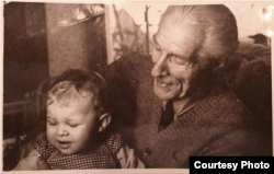 Unionistul și țărănistul Ilie Lazăr s-a stins cu mult înainte de Revoluția Română din 1989. Dar în anii '70 a avut bucuria să-și vadă nepotul crescând și destulă energie ca să tune și să fulgere contra comunismului de pe o bancă de lângă statuia lui Matei Corvin de la Cluj.