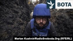 Fotoreporteri i Radios Evropa e Lirë, Serhiy Nuzhnenko, duke mbuluar pushtimin rus të Ukrainës. Donjeck, prill 2022.