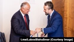 La Bratislava, Ľuboš Blaha i-a dat o pungă cu... cadou lui Igor Dodon, postând apoi fotografia pe Telegram.