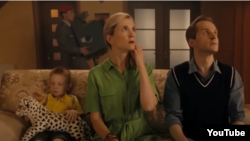 O captură de ecran luată dintr-un videoclip care ar fi fost realizat în Germania, dar în care sunt folosiți actori ruși, printre care Iulia Koniuhova (centru) și Valentin Vorobiov (dreapta). 