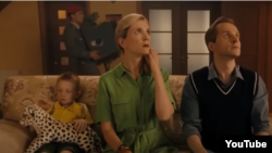 Стопкадър от пропагандното видео с руски актьори, насочено срещу помощта, която Германия оказва на Украйна заради войната. 