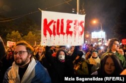 თბილისი. 16 თებერვალი. ოპოზიციონერი ლიდერის, ალექსეი ნავალნის გარდაცვალების შემდეგ, რუსეთის მოქალაქეები თბილისში, რუსეთის ყოფილ საელჩოსთან შეიკრიბნენ.