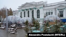 Cafenea în aer liber din preajma Sălii cu Orgă din centrul Chișinăului