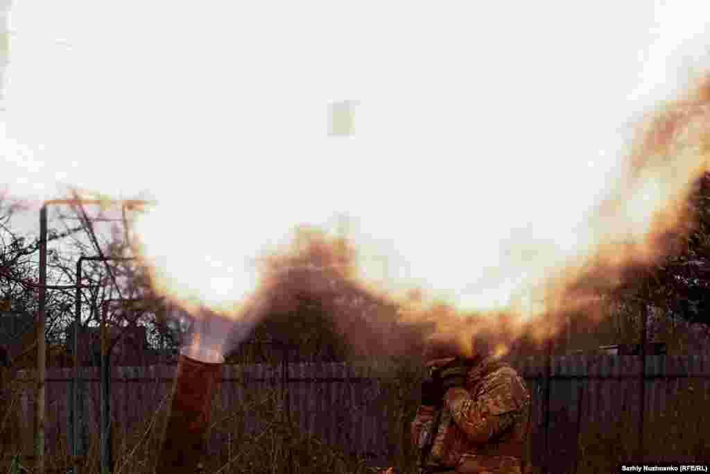 Një anëtar i Gardës Kombëtare të Ukrainës duke gjuajtur me mortaja kundër trupave ruse.