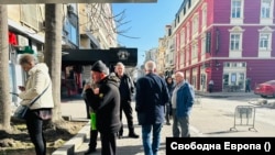 Няколко от българските етнически турци, които току-що са излезли от четенето на материалите по делото във Военно-окръжна прокуратура