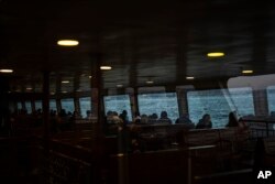 Putnici na trajektu na Bosforu, mart 2024.