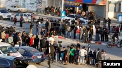 Хора са се струпали на граничния пункт „Рафах“ между Ивицата Газа и Египет в очакване на израелските заложници, освободени от Хамас, 24 ноември 2023 г.