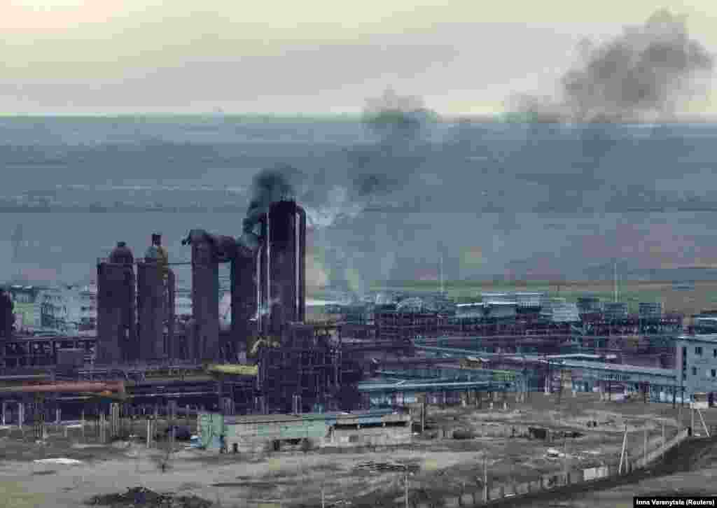 Повреденият завод за производство на кола в Авдиивка, заснет на 20 февруари от украински дрон.&nbsp; Институтът за изследване на войната прогнозира, че превземането на Авдиивка ще донесе&nbsp; само &quot;незабавна информационна и политическа победа&quot; за Кремъл и няма да има значителен оперативен пробив. &quot;Украинските сили отдавна са укрепили много от околните селища, които руските сили също се борят да превземат&quot;, написа мозъчният тръст на 15 февруари.